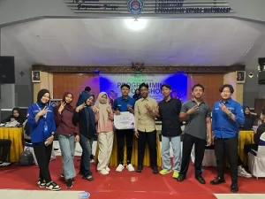 Raden Ahmad Tsani Zain bersama Kelompok 1 Juara 3 presentasi projek IPWC Universitas Wiraraja Sumenep